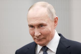 En esta fotografía del grupo distribuida por la agencia estatal rusa Sputnik, el presidente ruso Vladimir Putin se reúne con voluntarios durante un foro de organizaciones de voluntarios en Moscú el 3 de diciembre de 2025.